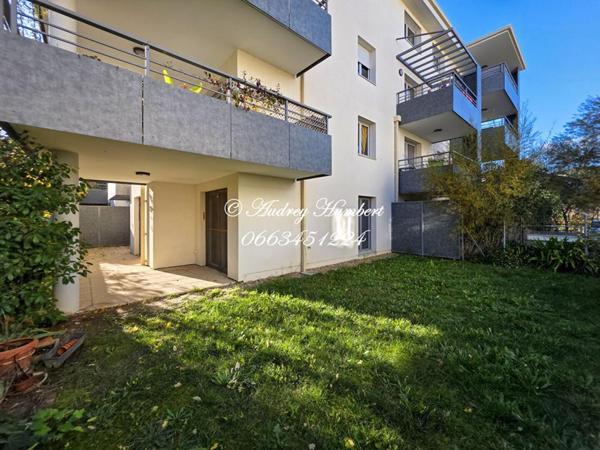 En RDC d'une résidence prisée, BEL APPARTEMENT T3 DE 67 M²  avec jardin, place de parking, terrasse et possibilité de garage en sus