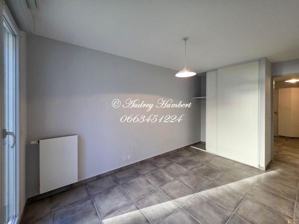 En RDC d'une résidence prisée, BEL APPARTEMENT T3 DE 67 M²  avec jardin, place de parking, terrasse et possibilité de garage en sus