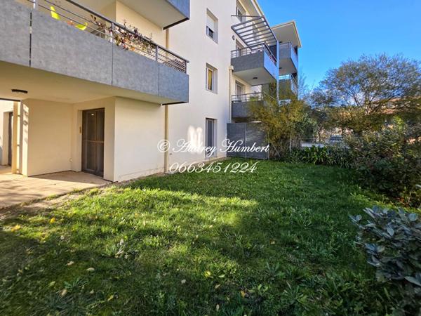 En RDC d'une résidence prisée, BEL APPARTEMENT T3 DE 67 M²  avec jardin, place de parking, terrasse et possibilité de garage en sus