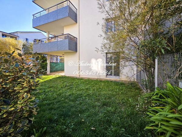 En RDC d'une résidence prisée, BEL APPARTEMENT T3 DE 67 M²  avec jardin, place de parking, terrasse et possibilité de garage en sus