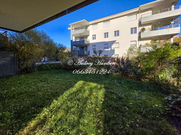 En RDC d'une résidence prisée, BEL APPARTEMENT T3 DE 67 M²  avec jardin, place de parking, terrasse et possibilité de garage en sus