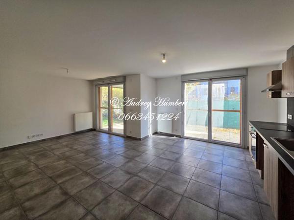 En RDC d'une résidence prisée, BEL APPARTEMENT T3 DE 67 M²  avec jardin, place de parking, terrasse et possibilité de garage en sus