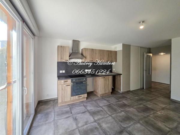 En RDC d'une résidence prisée, BEL APPARTEMENT T3 DE 67 M²  avec jardin, place de parking, terrasse et possibilité de garage en sus