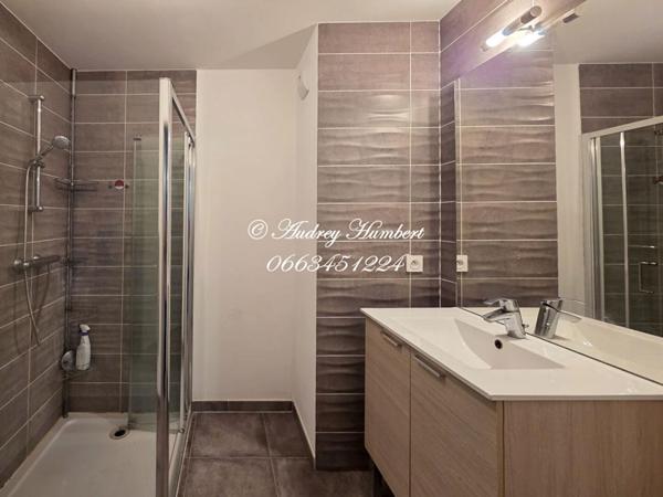 En RDC d'une résidence prisée, BEL APPARTEMENT T3 DE 67 M²  avec jardin, place de parking, terrasse et possibilité de garage en sus