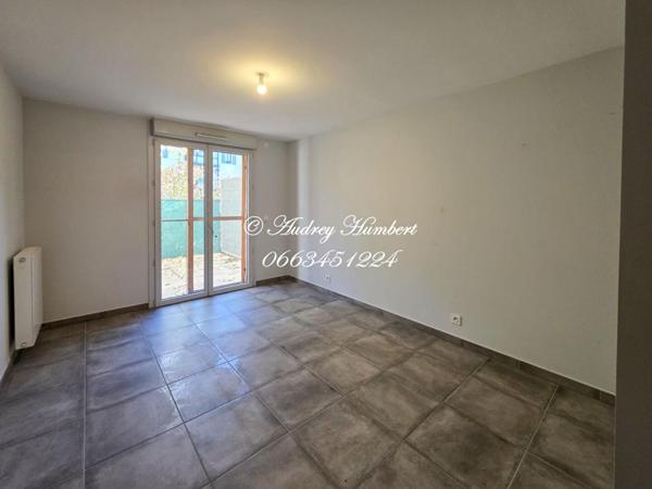En RDC d'une résidence prisée, BEL APPARTEMENT T3 DE 67 M²  avec jardin, place de parking, terrasse et possibilité de garage en sus