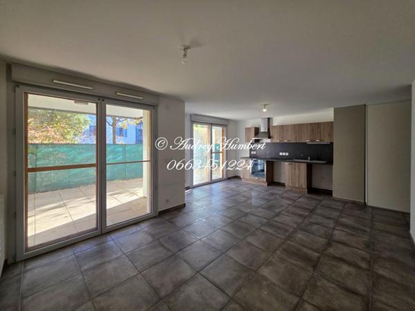 En RDC d'une résidence prisée, BEL APPARTEMENT T3 DE 67 M²  avec jardin, place de parking, terrasse et possibilité de garage en sus