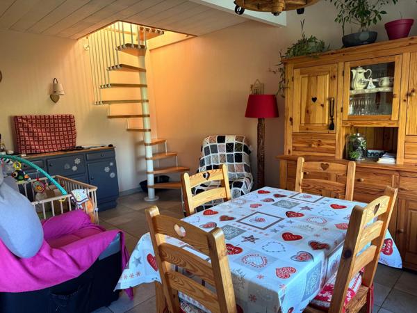 Chalet de 85m2, 2 chambres sur terrain de 2044 m2.