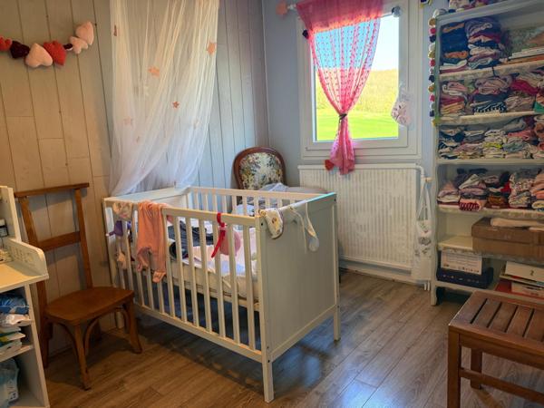 Chalet de 85m2, 2 chambres sur terrain de 2044 m2.