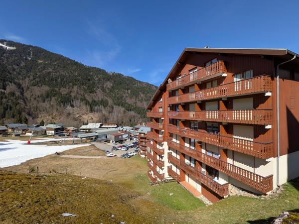 Appartement 3 pièces plus cabine avec balcon exposé sud au pied des Pistes avec 2 parkings privatifs