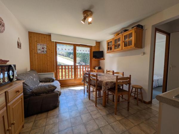 Appartement 3 pièces plus cabine avec balcon exposé sud au pied des Pistes avec 2 parkings privatifs