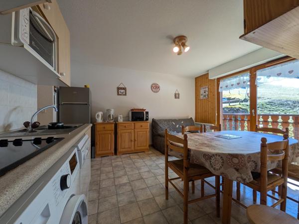 Appartement 3 pièces plus cabine avec balcon exposé sud au pied des Pistes avec 2 parkings privatifs