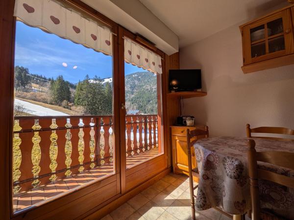 Appartement 3 pièces plus cabine avec balcon exposé sud au pied des Pistes avec 2 parkings privatifs