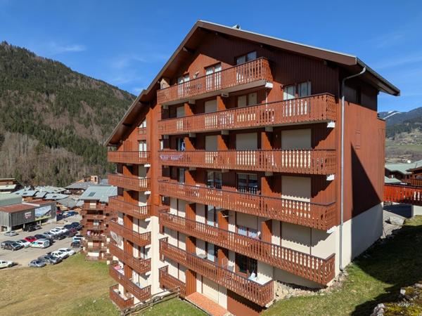Appartement 3 pièces plus cabine avec balcon exposé sud au pied des Pistes avec 2 parkings privatifs