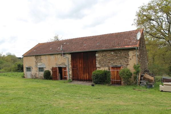 Saint Maur (18 )- Fermette rénovée avec bungalow et grande grange sur 4,7 hectares. Saint-Maur (18270)