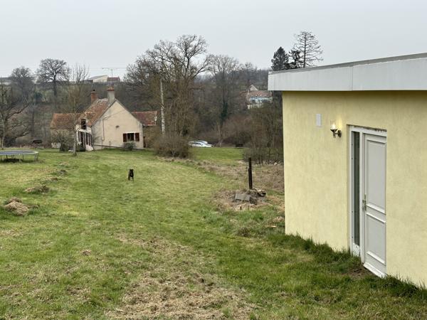 Saint Maur (18 )- Fermette rénovée avec bungalow et grande grange sur 4,7 hectares. Saint-Maur (18270)