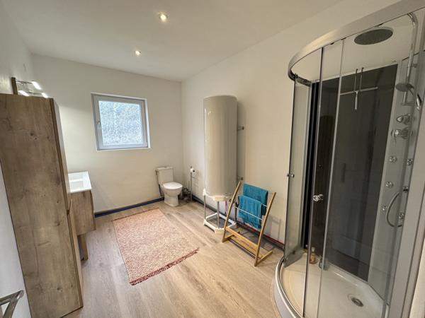 Saint Maur (18 )- Fermette rénovée avec bungalow et grande grange sur 4,7 hectares. Saint-Maur (18270)