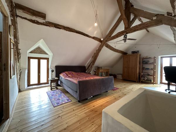 Saint Maur (18 )- Fermette rénovée avec bungalow et grande grange sur 4,7 hectares. Saint-Maur (18270)