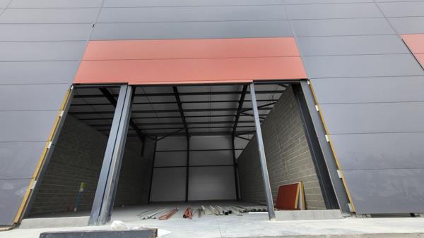 LOCAL NEUF A AMENAGER AVEC STATIONNEMENT ZONE LA BOURIETTE SALVAZA