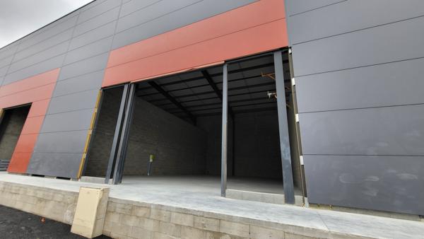 LOCAL NEUF A AMENAGER AVEC STATIONNEMENT ZONE LA BOURIETTE SALVAZA