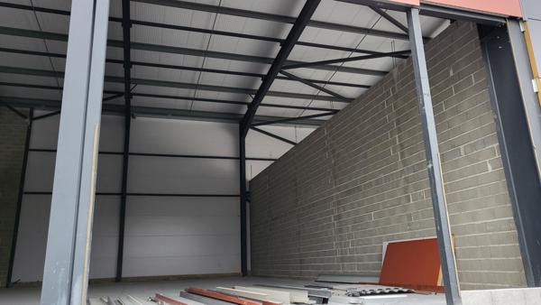 LOCAL NEUF A AMENAGER AVEC STATIONNEMENT ZONE LA BOURIETTE SALVAZA