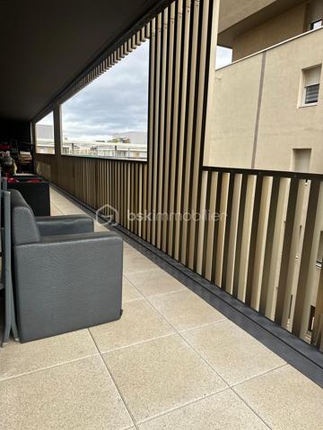 Montpellier – Port Marianne | Appartement d’exception T5 avec terrasse panoramique

Au cœur du très prisé quartier de Port Marianne à Montpellier, découvrez ce somptueux appartement T5 aux prestations élégantes et à l’architecture contemporaine.

Développant de beaux volumes baignés de lumière, ce bien rare propose quatre chambres, Possibilité de faire une suite parentale, ainsi que de rajouter un toilette supplémentaire, confortable pour une belle famille ainsi qu’un vaste espace de réception avec la cuisine ouvert sur l’extérieur grâce à de larges baies vitrées, vous disposez aussi du chauffage et eaux collectifs.

Véritable atout de ce bien d’exception : une terrasse spectaculaire de plus de 42 m², faisant le tour de l’appartement, offrant une continuité intérieur/extérieur remarquable et un cadre idéal pour recevoir ou profiter de moments privilégiés en toute intimité.
Deux places de stationnement en enfilade en sous-sol sécurisé complètent ce bien possibilité de Boxé.

Situation premium : environnement dynamique et résidentiel, commerces de qualité au pied de l’immeuble, accès immédiat au tramway et à toutes les commodités.
Un appartement rare, conjuguant confort, emplacement stratégique et art de vivre méditerranéen.

N'hésitez pas a me contacter Muriel au 07.83.54.42.09