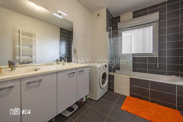 Montpellier – Port Marianne | Appartement d’exception T5 avec terrasse panoramique

Au cœur du très prisé quartier de Port Marianne à Montpellier, découvrez ce somptueux appartement T5 aux prestations élégantes et à l’architecture contemporaine.

Développant de beaux volumes baignés de lumière, ce bien rare propose quatre chambres, Possibilité de faire une suite parentale, ainsi que de rajouter un toilette supplémentaire, confortable pour une belle famille ainsi qu’un vaste espace de réception avec la cuisine ouvert sur l’extérieur grâce à de larges baies vitrées, vous disposez aussi du chauffage et eaux collectifs.

Véritable atout de ce bien d’exception : une terrasse spectaculaire de plus de 42 m², faisant le tour de l’appartement, offrant une continuité intérieur/extérieur remarquable et un cadre idéal pour recevoir ou profiter de moments privilégiés en toute intimité.
Deux places de stationnement en enfilade en sous-sol sécurisé complètent ce bien possibilité de Boxé.

Situation premium : environnement dynamique et résidentiel, commerces de qualité au pied de l’immeuble, accès immédiat au tramway et à toutes les commodités.
Un appartement rare, conjuguant confort, emplacement stratégique et art de vivre méditerranéen.

N'hésitez pas a me contacter Muriel au 07.83.54.42.09