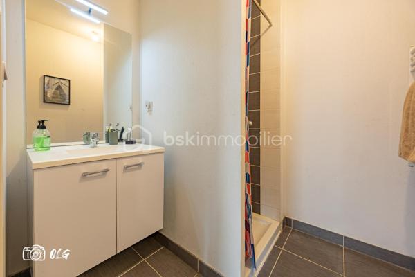 Montpellier – Port Marianne | Appartement d’exception T5 avec terrasse panoramique

Au cœur du très prisé quartier de Port Marianne à Montpellier, découvrez ce somptueux appartement T5 aux prestations élégantes et à l’architecture contemporaine.

Développant de beaux volumes baignés de lumière, ce bien rare propose quatre chambres, Possibilité de faire une suite parentale, ainsi que de rajouter un toilette supplémentaire, confortable pour une belle famille ainsi qu’un vaste espace de réception avec la cuisine ouvert sur l’extérieur grâce à de larges baies vitrées, vous disposez aussi du chauffage et eaux collectifs.

Véritable atout de ce bien d’exception : une terrasse spectaculaire de plus de 42 m², faisant le tour de l’appartement, offrant une continuité intérieur/extérieur remarquable et un cadre idéal pour recevoir ou profiter de moments privilégiés en toute intimité.
Deux places de stationnement en enfilade en sous-sol sécurisé complètent ce bien possibilité de Boxé.

Situation premium : environnement dynamique et résidentiel, commerces de qualité au pied de l’immeuble, accès immédiat au tramway et à toutes les commodités.
Un appartement rare, conjuguant confort, emplacement stratégique et art de vivre méditerranéen.

N'hésitez pas a me contacter Muriel au 07.83.54.42.09