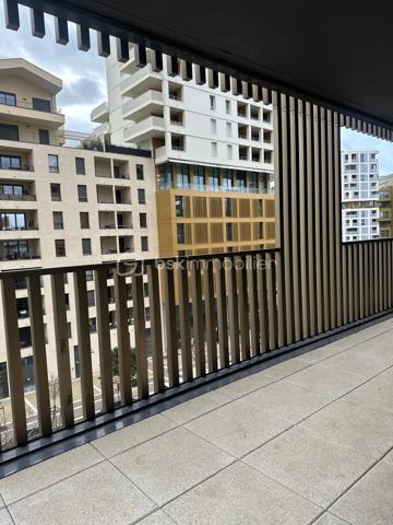 Montpellier – Port Marianne | Appartement d’exception T5 avec terrasse panoramique

Au cœur du très prisé quartier de Port Marianne à Montpellier, découvrez ce somptueux appartement T5 aux prestations élégantes et à l’architecture contemporaine.

Développant de beaux volumes baignés de lumière, ce bien rare propose quatre chambres, Possibilité de faire une suite parentale, ainsi que de rajouter un toilette supplémentaire, confortable pour une belle famille ainsi qu’un vaste espace de réception avec la cuisine ouvert sur l’extérieur grâce à de larges baies vitrées, vous disposez aussi du chauffage et eaux collectifs.

Véritable atout de ce bien d’exception : une terrasse spectaculaire de plus de 42 m², faisant le tour de l’appartement, offrant une continuité intérieur/extérieur remarquable et un cadre idéal pour recevoir ou profiter de moments privilégiés en toute intimité.
Deux places de stationnement en enfilade en sous-sol sécurisé complètent ce bien possibilité de Boxé.

Situation premium : environnement dynamique et résidentiel, commerces de qualité au pied de l’immeuble, accès immédiat au tramway et à toutes les commodités.
Un appartement rare, conjuguant confort, emplacement stratégique et art de vivre méditerranéen.

N'hésitez pas a me contacter Muriel au 07.83.54.42.09