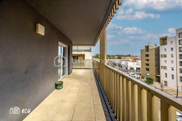 Montpellier – Port Marianne | Appartement d’exception T5 avec terrasse panoramique

Au cœur du très prisé quartier de Port Marianne à Montpellier, découvrez ce somptueux appartement T5 aux prestations élégantes et à l’architecture contemporaine.

Développant de beaux volumes baignés de lumière, ce bien rare propose quatre chambres, Possibilité de faire une suite parentale, ainsi que de rajouter un toilette supplémentaire, confortable pour une belle famille ainsi qu’un vaste espace de réception avec la cuisine ouvert sur l’extérieur grâce à de larges baies vitrées, vous disposez aussi du chauffage et eaux collectifs.

Véritable atout de ce bien d’exception : une terrasse spectaculaire de plus de 42 m², faisant le tour de l’appartement, offrant une continuité intérieur/extérieur remarquable et un cadre idéal pour recevoir ou profiter de moments privilégiés en toute intimité.
Deux places de stationnement en enfilade en sous-sol sécurisé complètent ce bien possibilité de Boxé.

Situation premium : environnement dynamique et résidentiel, commerces de qualité au pied de l’immeuble, accès immédiat au tramway et à toutes les commodités.
Un appartement rare, conjuguant confort, emplacement stratégique et art de vivre méditerranéen.

N'hésitez pas a me contacter Muriel au 07.83.54.42.09