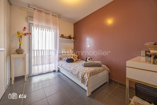 Montpellier – Port Marianne | Appartement d’exception T5 avec terrasse panoramique

Au cœur du très prisé quartier de Port Marianne à Montpellier, découvrez ce somptueux appartement T5 aux prestations élégantes et à l’architecture contemporaine.

Développant de beaux volumes baignés de lumière, ce bien rare propose quatre chambres, Possibilité de faire une suite parentale, ainsi que de rajouter un toilette supplémentaire, confortable pour une belle famille ainsi qu’un vaste espace de réception avec la cuisine ouvert sur l’extérieur grâce à de larges baies vitrées, vous disposez aussi du chauffage et eaux collectifs.

Véritable atout de ce bien d’exception : une terrasse spectaculaire de plus de 42 m², faisant le tour de l’appartement, offrant une continuité intérieur/extérieur remarquable et un cadre idéal pour recevoir ou profiter de moments privilégiés en toute intimité.
Deux places de stationnement en enfilade en sous-sol sécurisé complètent ce bien possibilité de Boxé.

Situation premium : environnement dynamique et résidentiel, commerces de qualité au pied de l’immeuble, accès immédiat au tramway et à toutes les commodités.
Un appartement rare, conjuguant confort, emplacement stratégique et art de vivre méditerranéen.

N'hésitez pas a me contacter Muriel au 07.83.54.42.09