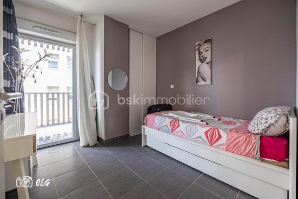 Montpellier – Port Marianne | Appartement d’exception T5 avec terrasse panoramique

Au cœur du très prisé quartier de Port Marianne à Montpellier, découvrez ce somptueux appartement T5 aux prestations élégantes et à l’architecture contemporaine.

Développant de beaux volumes baignés de lumière, ce bien rare propose quatre chambres, Possibilité de faire une suite parentale, ainsi que de rajouter un toilette supplémentaire, confortable pour une belle famille ainsi qu’un vaste espace de réception avec la cuisine ouvert sur l’extérieur grâce à de larges baies vitrées, vous disposez aussi du chauffage et eaux collectifs.

Véritable atout de ce bien d’exception : une terrasse spectaculaire de plus de 42 m², faisant le tour de l’appartement, offrant une continuité intérieur/extérieur remarquable et un cadre idéal pour recevoir ou profiter de moments privilégiés en toute intimité.
Deux places de stationnement en enfilade en sous-sol sécurisé complètent ce bien possibilité de Boxé.

Situation premium : environnement dynamique et résidentiel, commerces de qualité au pied de l’immeuble, accès immédiat au tramway et à toutes les commodités.
Un appartement rare, conjuguant confort, emplacement stratégique et art de vivre méditerranéen.

N'hésitez pas a me contacter Muriel au 07.83.54.42.09