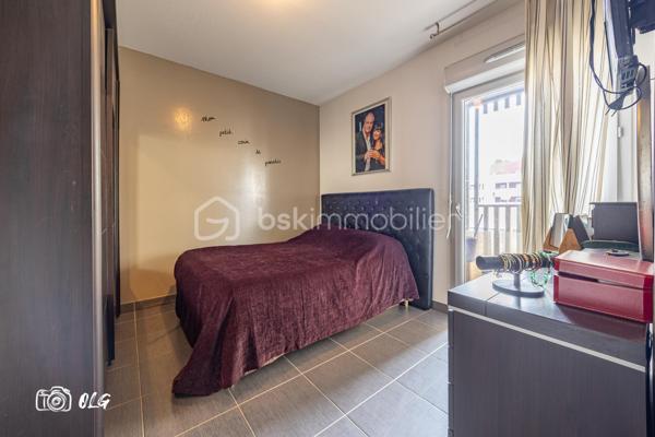 Montpellier – Port Marianne | Appartement d’exception T5 avec terrasse panoramique

Au cœur du très prisé quartier de Port Marianne à Montpellier, découvrez ce somptueux appartement T5 aux prestations élégantes et à l’architecture contemporaine.

Développant de beaux volumes baignés de lumière, ce bien rare propose quatre chambres, Possibilité de faire une suite parentale, ainsi que de rajouter un toilette supplémentaire, confortable pour une belle famille ainsi qu’un vaste espace de réception avec la cuisine ouvert sur l’extérieur grâce à de larges baies vitrées, vous disposez aussi du chauffage et eaux collectifs.

Véritable atout de ce bien d’exception : une terrasse spectaculaire de plus de 42 m², faisant le tour de l’appartement, offrant une continuité intérieur/extérieur remarquable et un cadre idéal pour recevoir ou profiter de moments privilégiés en toute intimité.
Deux places de stationnement en enfilade en sous-sol sécurisé complètent ce bien possibilité de Boxé.

Situation premium : environnement dynamique et résidentiel, commerces de qualité au pied de l’immeuble, accès immédiat au tramway et à toutes les commodités.
Un appartement rare, conjuguant confort, emplacement stratégique et art de vivre méditerranéen.

N'hésitez pas a me contacter Muriel au 07.83.54.42.09