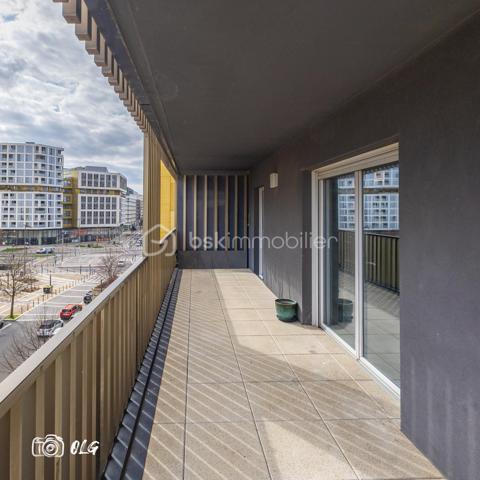 Montpellier – Port Marianne | Appartement d’exception T5 avec terrasse panoramique

Au cœur du très prisé quartier de Port Marianne à Montpellier, découvrez ce somptueux appartement T5 aux prestations élégantes et à l’architecture contemporaine.

Développant de beaux volumes baignés de lumière, ce bien rare propose quatre chambres, Possibilité de faire une suite parentale, ainsi que de rajouter un toilette supplémentaire, confortable pour une belle famille ainsi qu’un vaste espace de réception avec la cuisine ouvert sur l’extérieur grâce à de larges baies vitrées, vous disposez aussi du chauffage et eaux collectifs.

Véritable atout de ce bien d’exception : une terrasse spectaculaire de plus de 42 m², faisant le tour de l’appartement, offrant une continuité intérieur/extérieur remarquable et un cadre idéal pour recevoir ou profiter de moments privilégiés en toute intimité.
Deux places de stationnement en enfilade en sous-sol sécurisé complètent ce bien possibilité de Boxé.

Situation premium : environnement dynamique et résidentiel, commerces de qualité au pied de l’immeuble, accès immédiat au tramway et à toutes les commodités.
Un appartement rare, conjuguant confort, emplacement stratégique et art de vivre méditerranéen.

N'hésitez pas a me contacter Muriel au 07.83.54.42.09