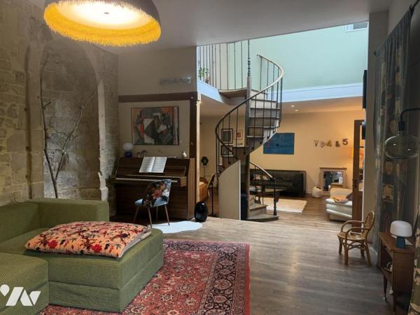 CAEN - QUARTIER HISTORIQUE - ATYPIQUE Appartement duplex de 163 m2 - Studio annexe 50 m2 - Jardin