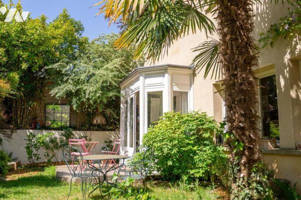 CAEN - QUARTIER HISTORIQUE - ATYPIQUE Appartement duplex de 163 m2 - Studio annexe 50 m2 - Jardin