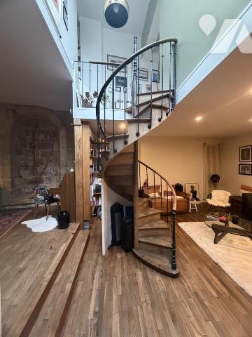 CAEN - QUARTIER HISTORIQUE - ATYPIQUE Appartement duplex de 163 m2 - Studio annexe 50 m2 - Jardin