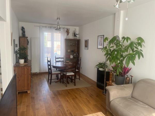 Maison
         5 pièces
        - 95 m² 345 000 € *