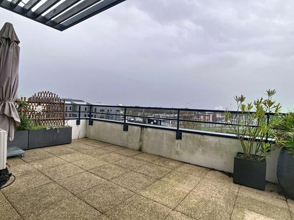 A vendre Angers les hauts de Saint Aubin, Aquavita, appartement type 4, dernier étage, ascenseur, deux terrasses, double box,cuisine aménagée équipée, climatisation réversible.