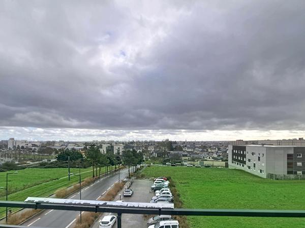 A vendre Angers les hauts de Saint Aubin, Aquavita, appartement type 4, dernier étage, ascenseur, deux terrasses, double box,cuisine aménagée équipée, climatisation réversible.