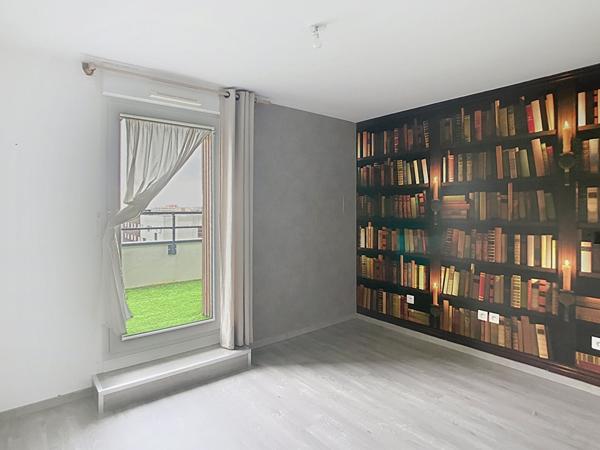 A vendre Angers les hauts de Saint Aubin, Aquavita, appartement type 4, dernier étage, ascenseur, deux terrasses, double box,cuisine aménagée équipée, climatisation réversible.