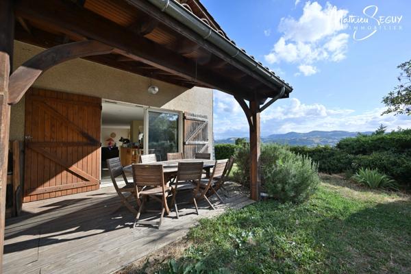 THURINS - Grande maison de hameau avec vue