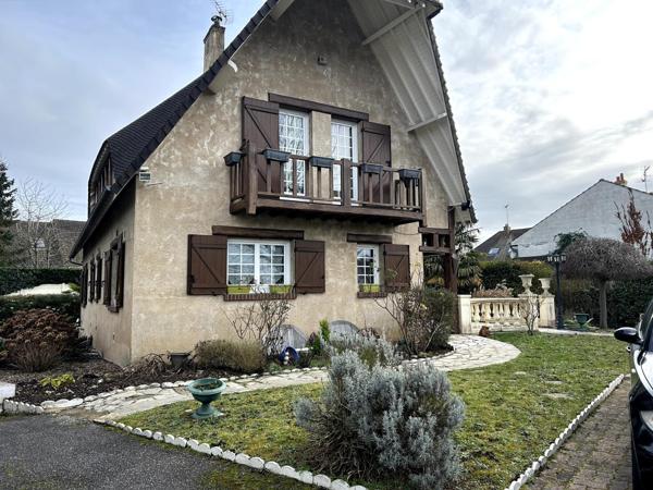 Magnifique maison familiale de caractère de 180M² avec piscine , idéalement située proche des écoles