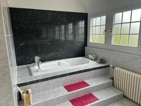 Magnifique maison familiale de caractère de 180M² avec piscine , idéalement située proche des écoles