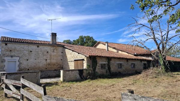 Maison individuelle de trois chambres avec un terrain de 2 hectares