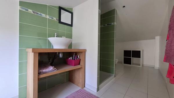 Maison individuelle de trois chambres avec un terrain de 2 hectares
