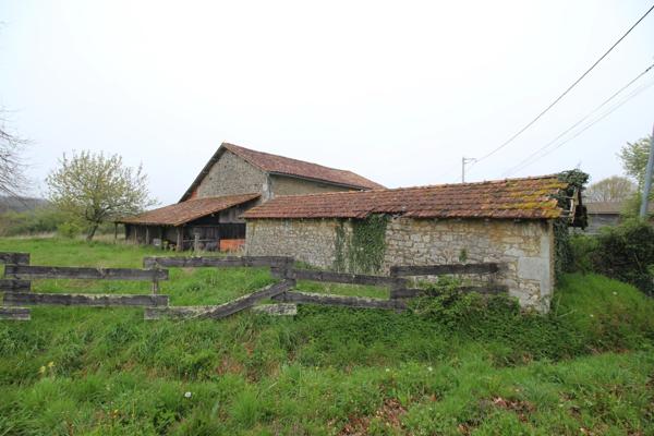 Maison individuelle de trois chambres avec un terrain de 2 hectares