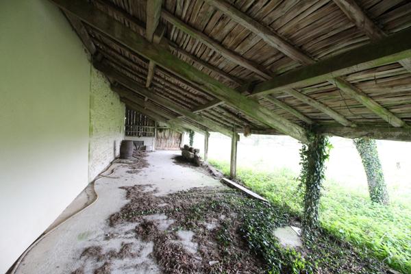 Maison individuelle de trois chambres avec un terrain de 2 hectares
