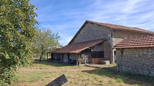 Maison individuelle de trois chambres avec un terrain de 2 hectares