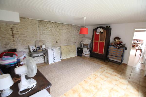 Maison individuelle de trois chambres avec un terrain de 2 hectares
