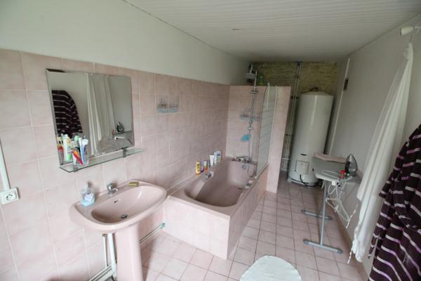 Maison individuelle de trois chambres avec un terrain de 2 hectares